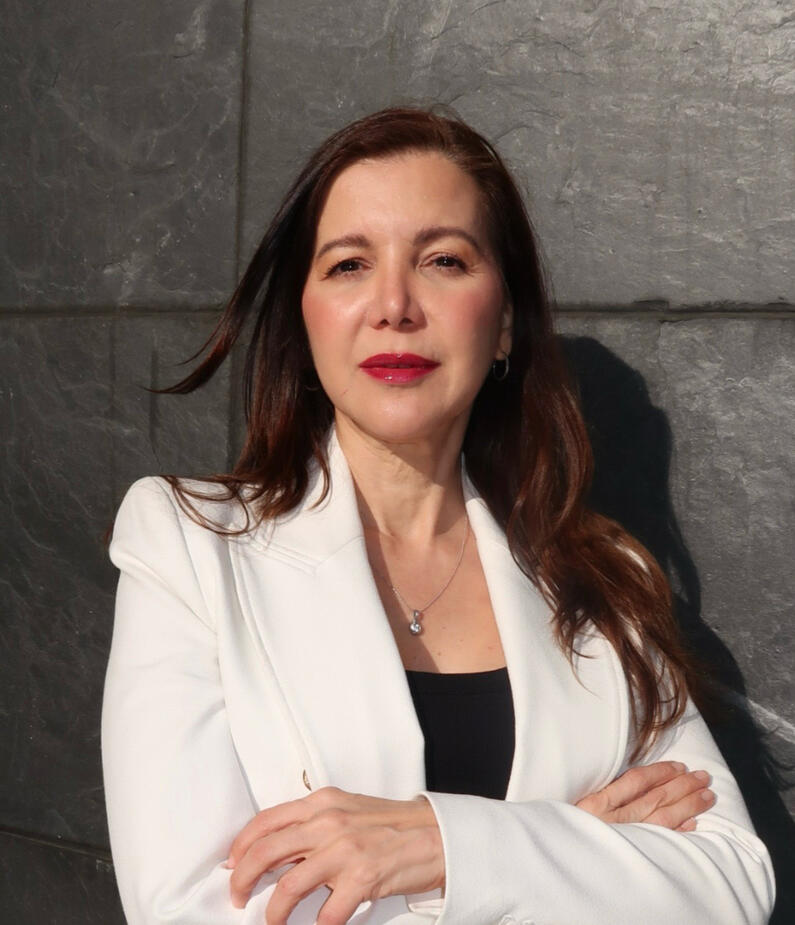 Portrait Alejandra Trinca, founder of Sabena Studio, especialist in executive support and digital marketing